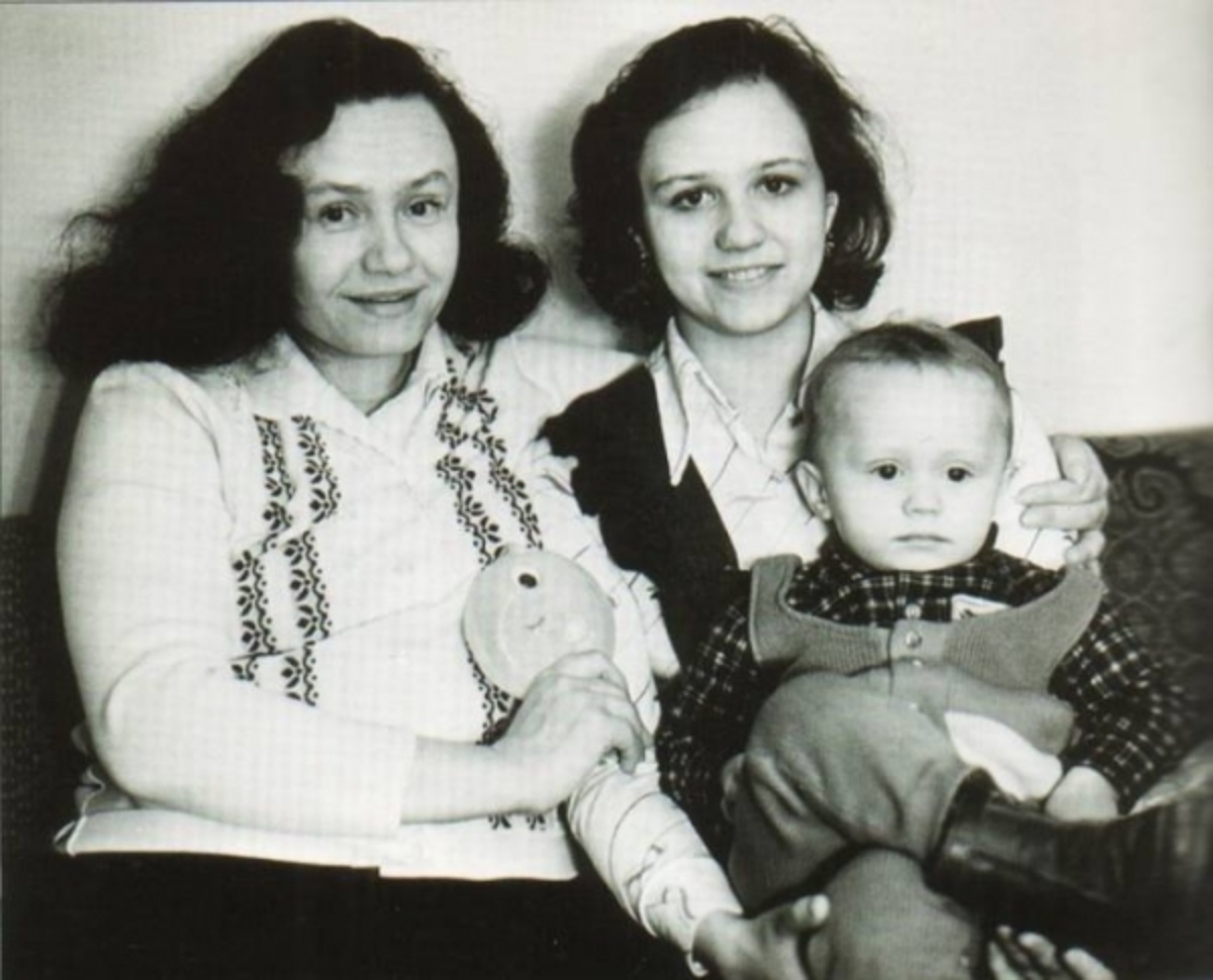 Lydia Karmalskaya con su madre y su hijo Volodya