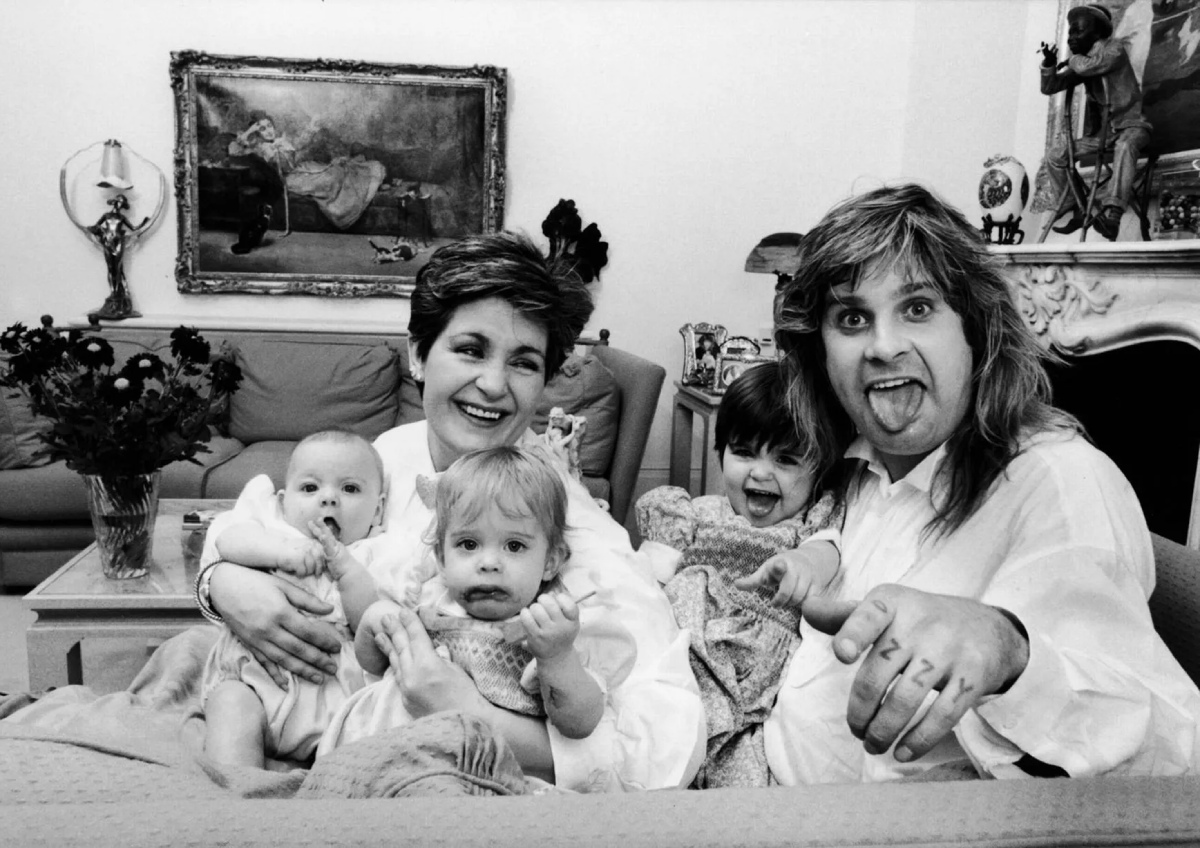 Sharon e Ozzy Osbourne com seus filhos