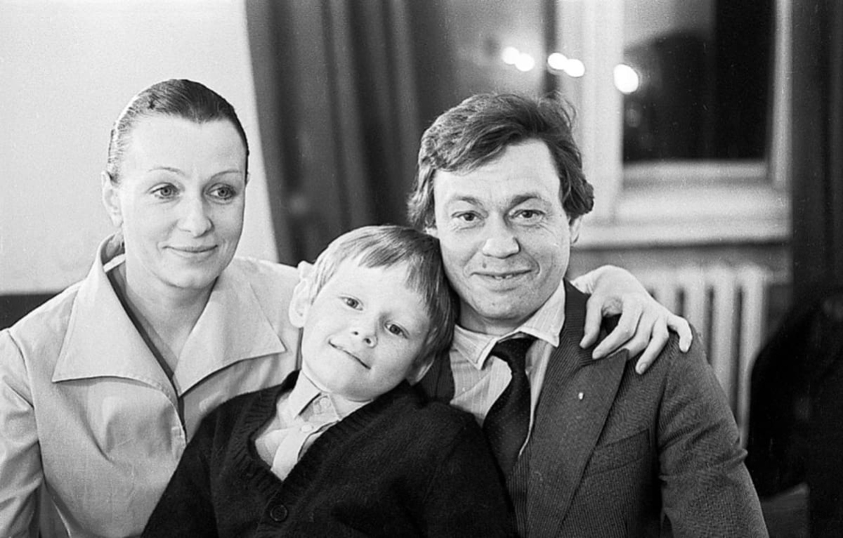 Николай Караченцов с семьёй