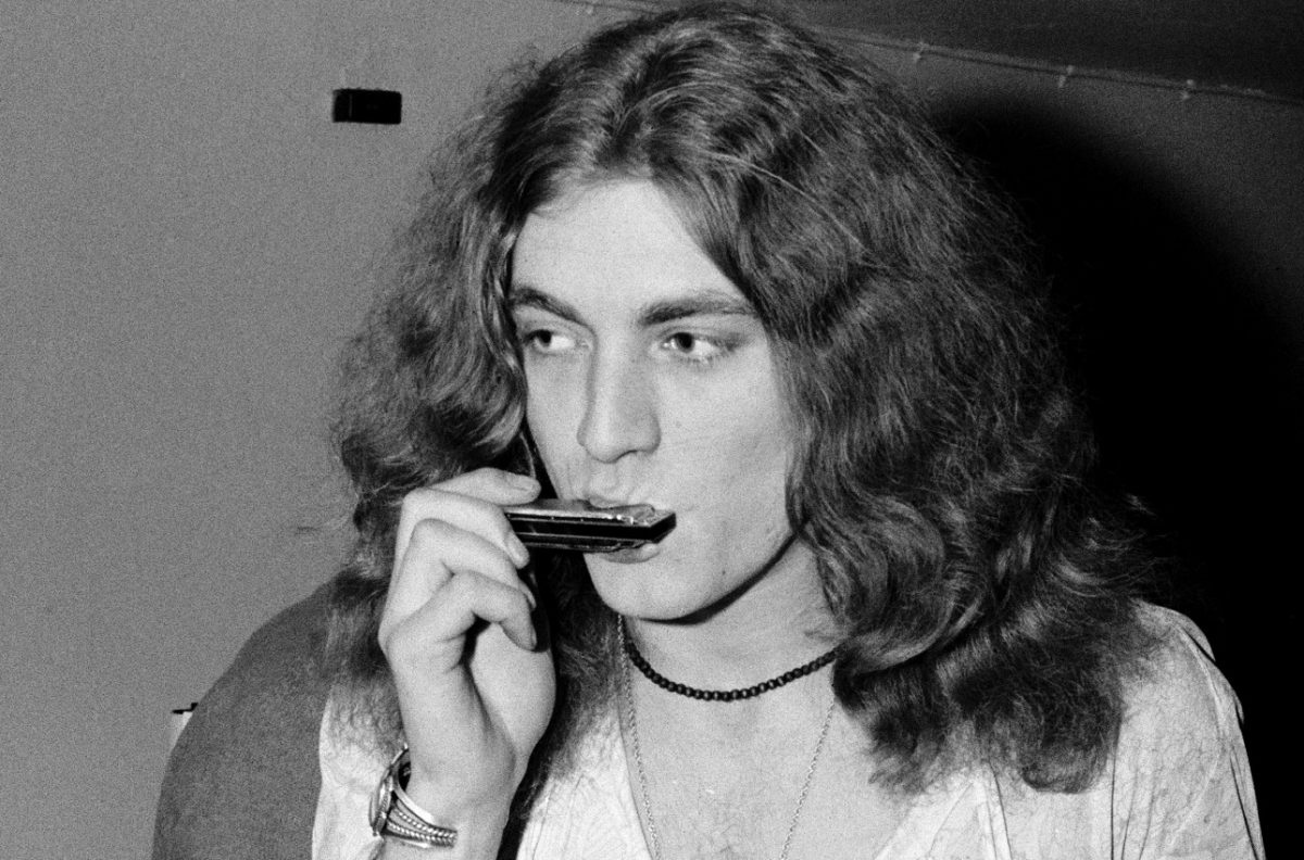 Robert Plant tocando la armónica