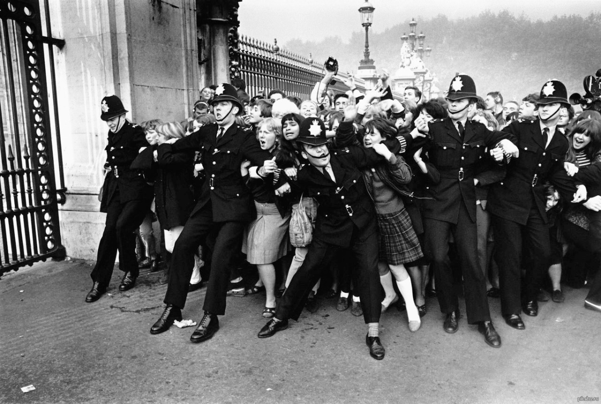 La policía intenta contener a los fans de los Beatles