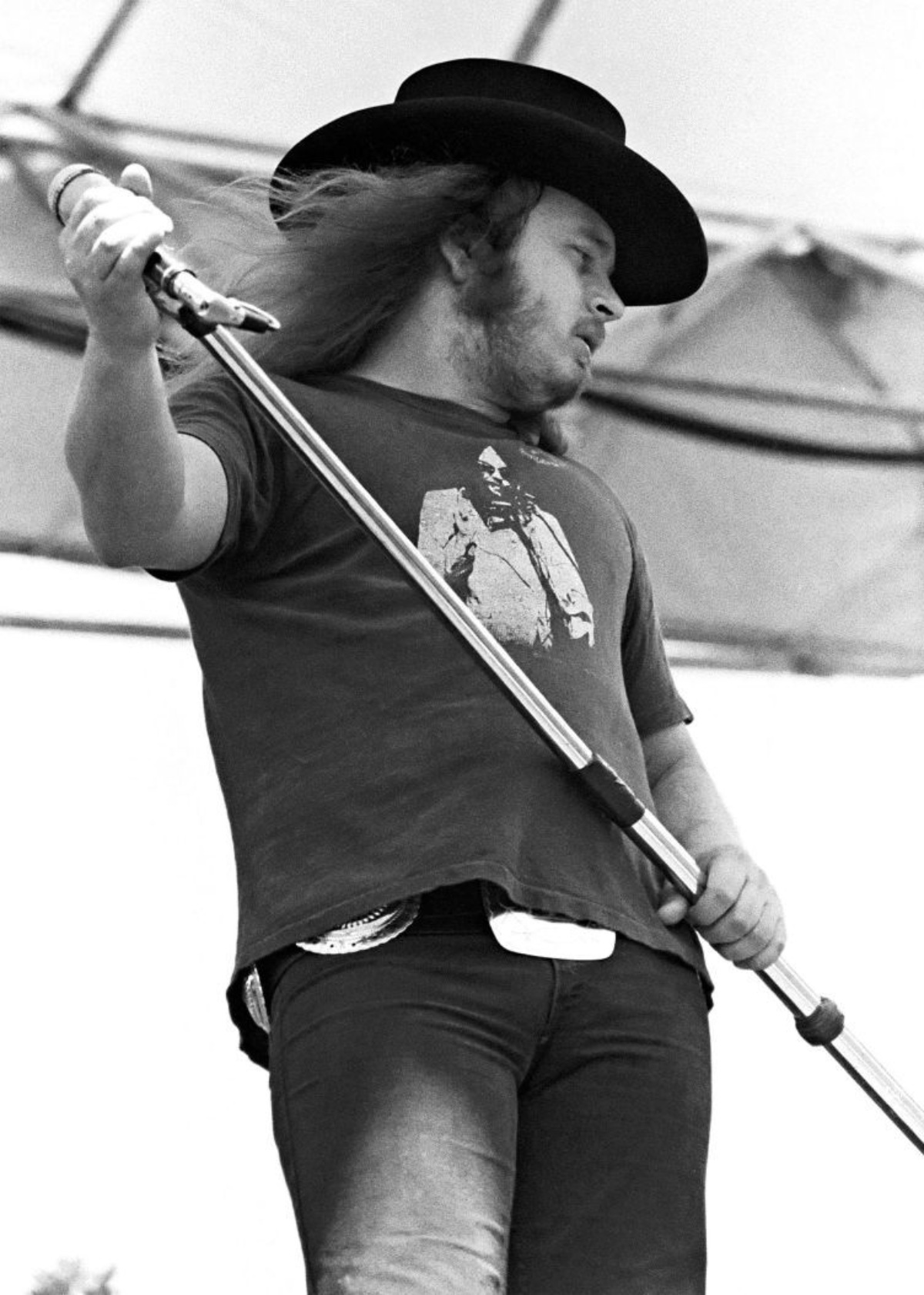 Ronald Van Zant con una camiseta de Neil Young