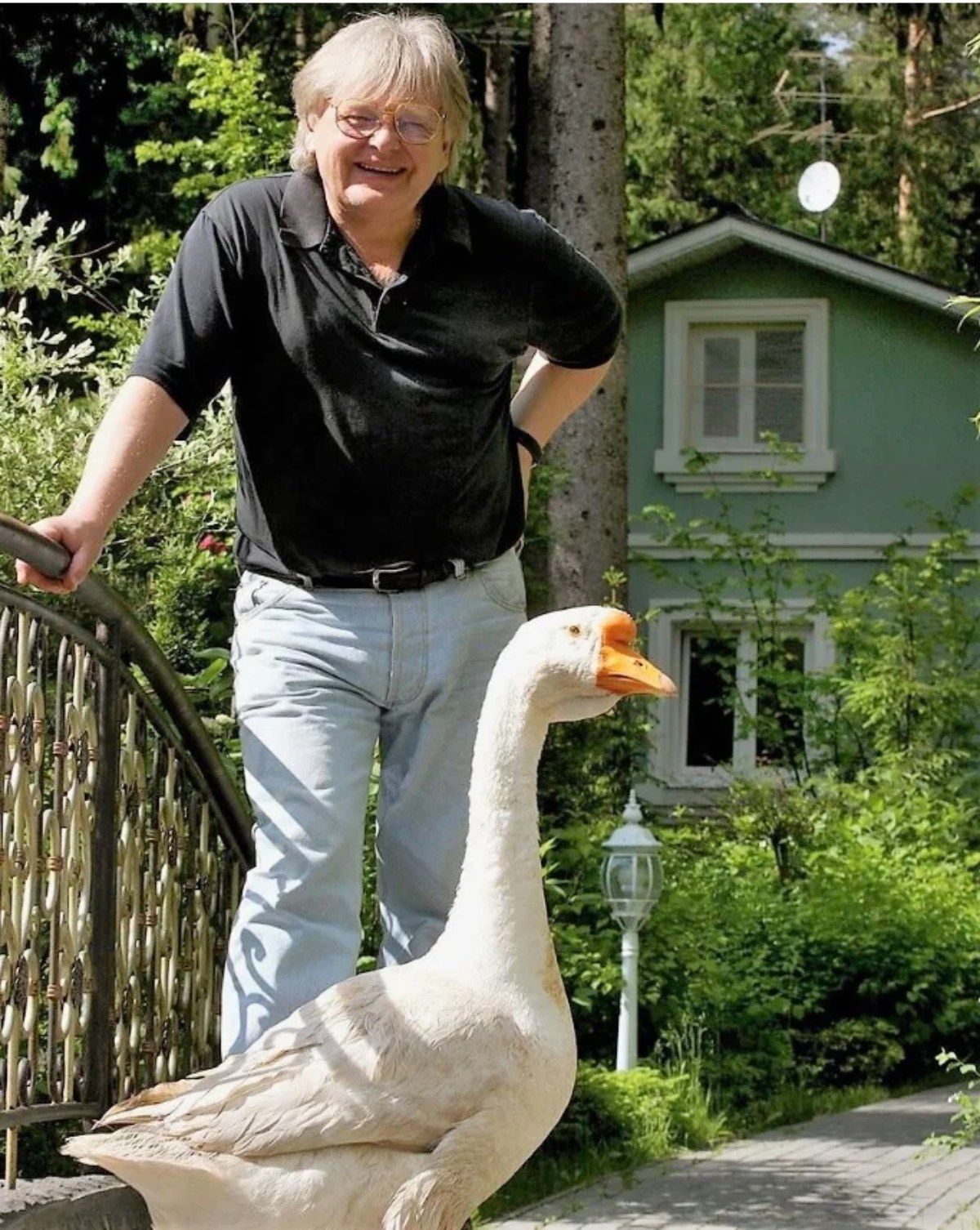 Yuri Antonov avec une oie