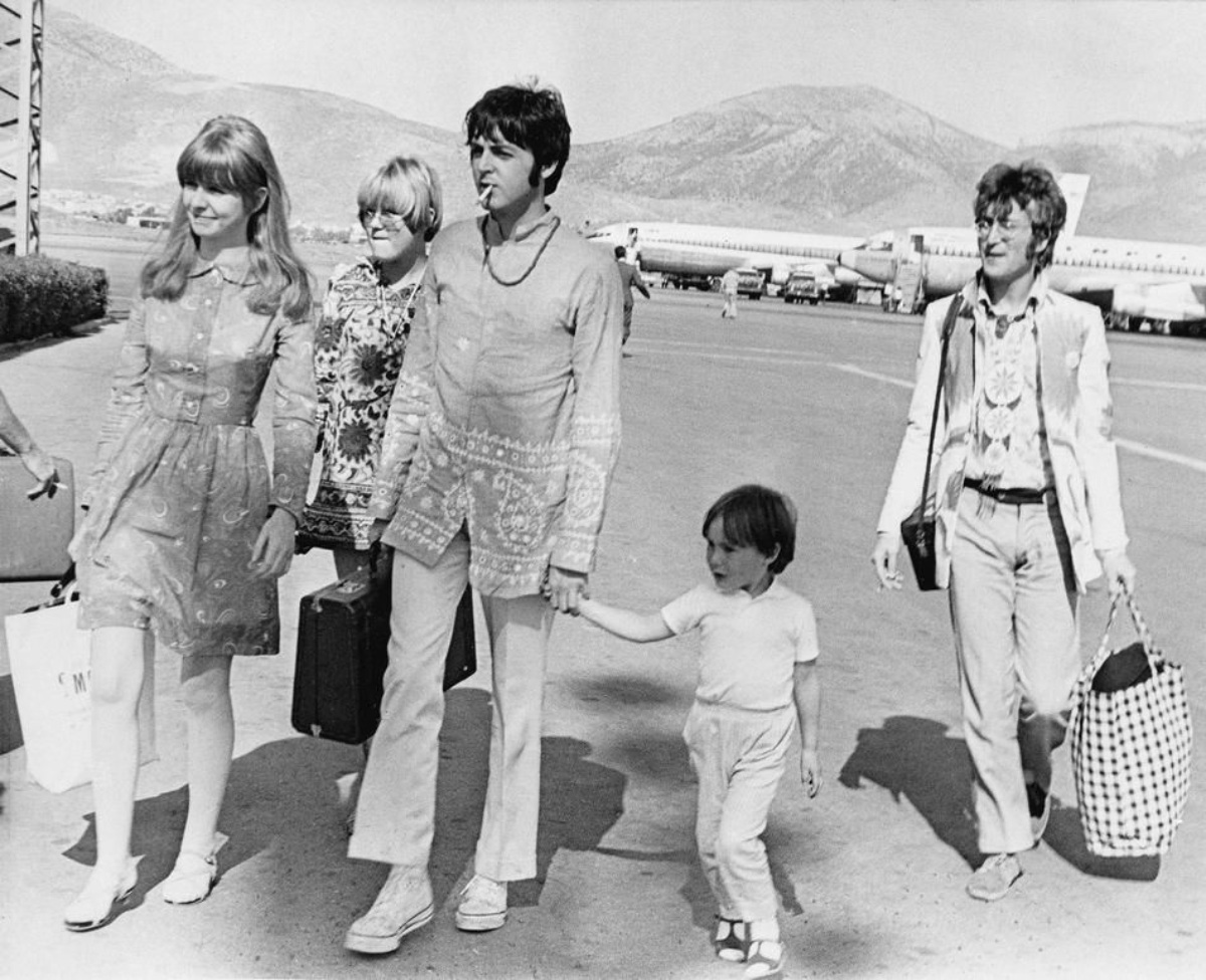 Paul McCartney segura a mão de Julian