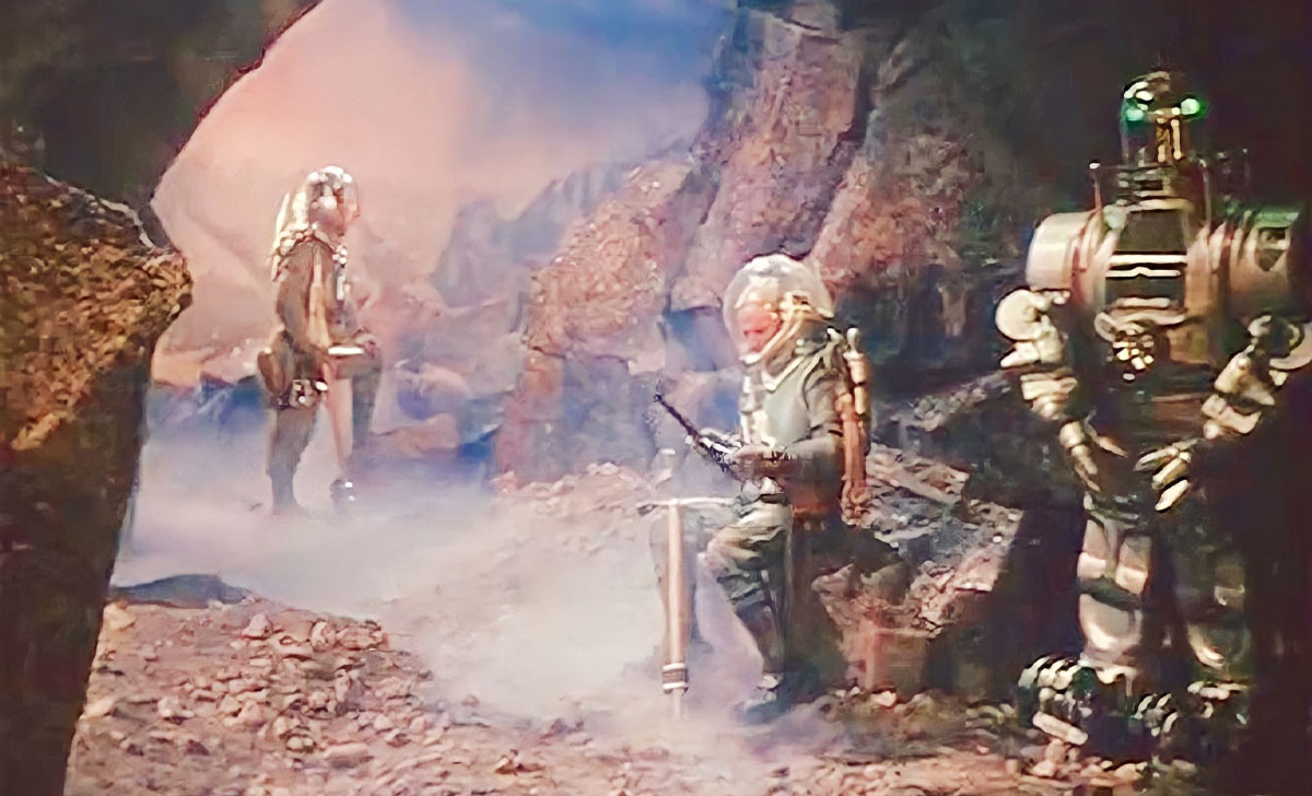 La tripulación con el Robot John en una cueva