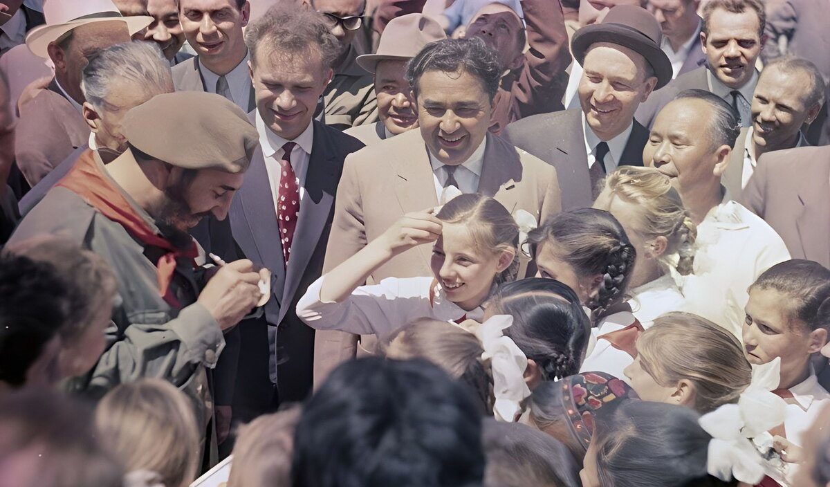 Фидель Кастро и советские пионеры. Мурманск, 1963