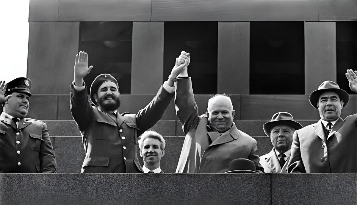 Líderes cubanos e soviéticos no pódio do Mausoléu