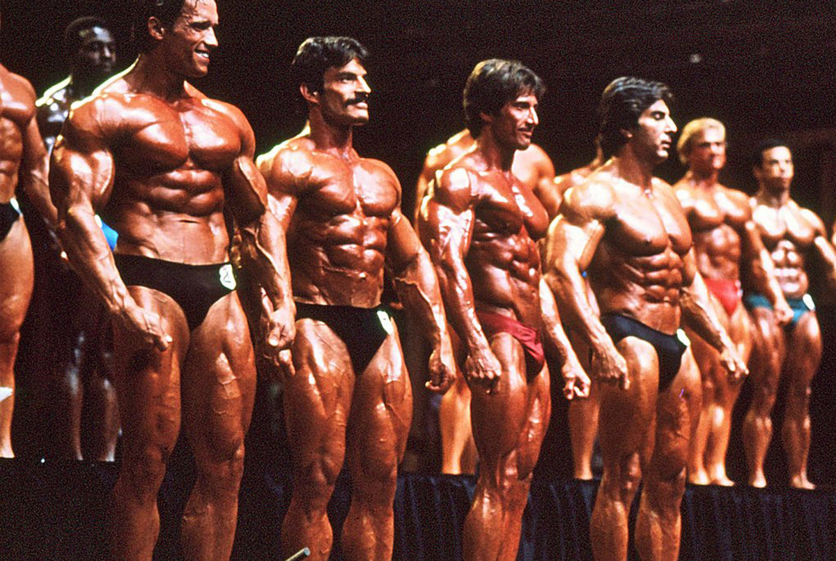 Schwarzenegger (à gauche) au concours Mr Olympia 