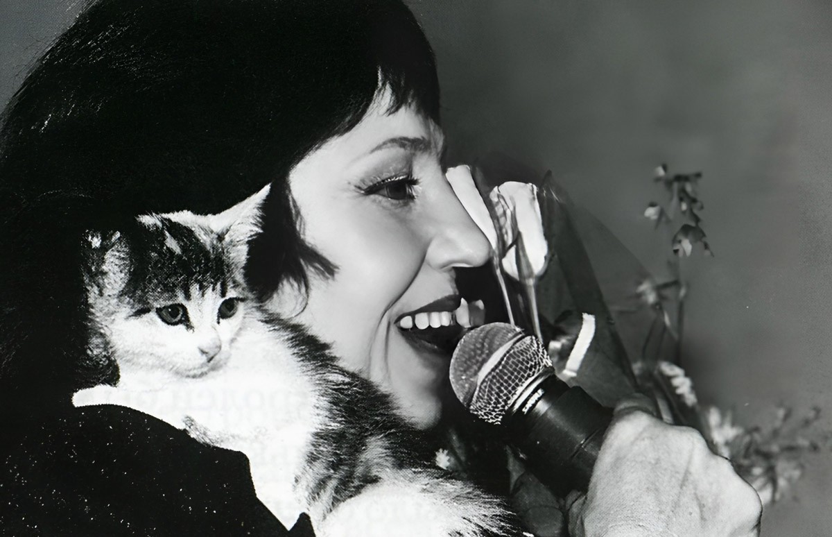 Elena Kamburova on stage with a kitten
