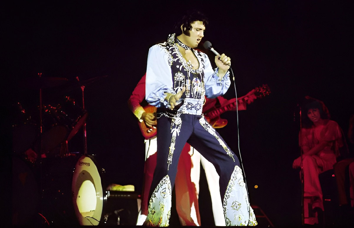Elvis Presley en el escenario a mediados de los 70