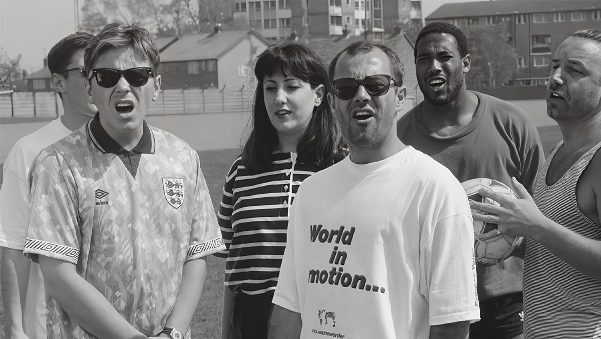 A banda durante a estréia da faixa "World in Motion".