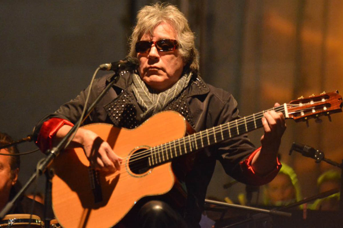 Jose Feliciano performs at a concert
