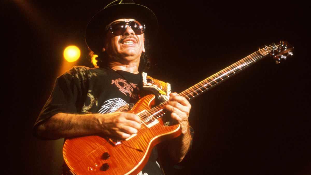 Carlos Santana spielt die Gitarre