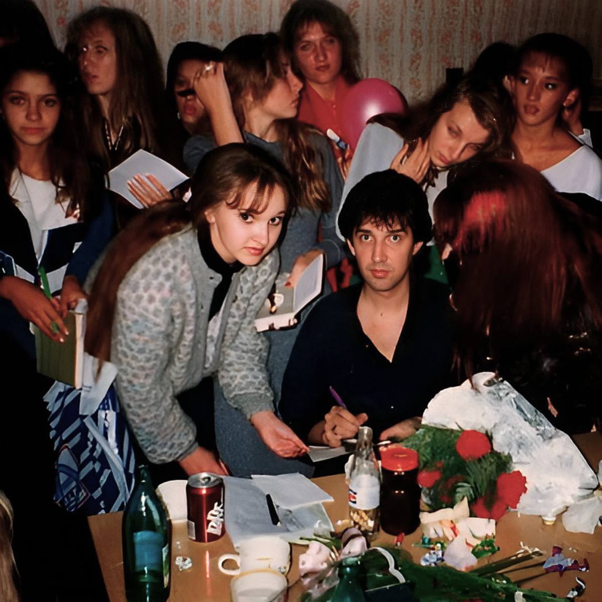 Kai Metov avec des fans féminins (années 1990)