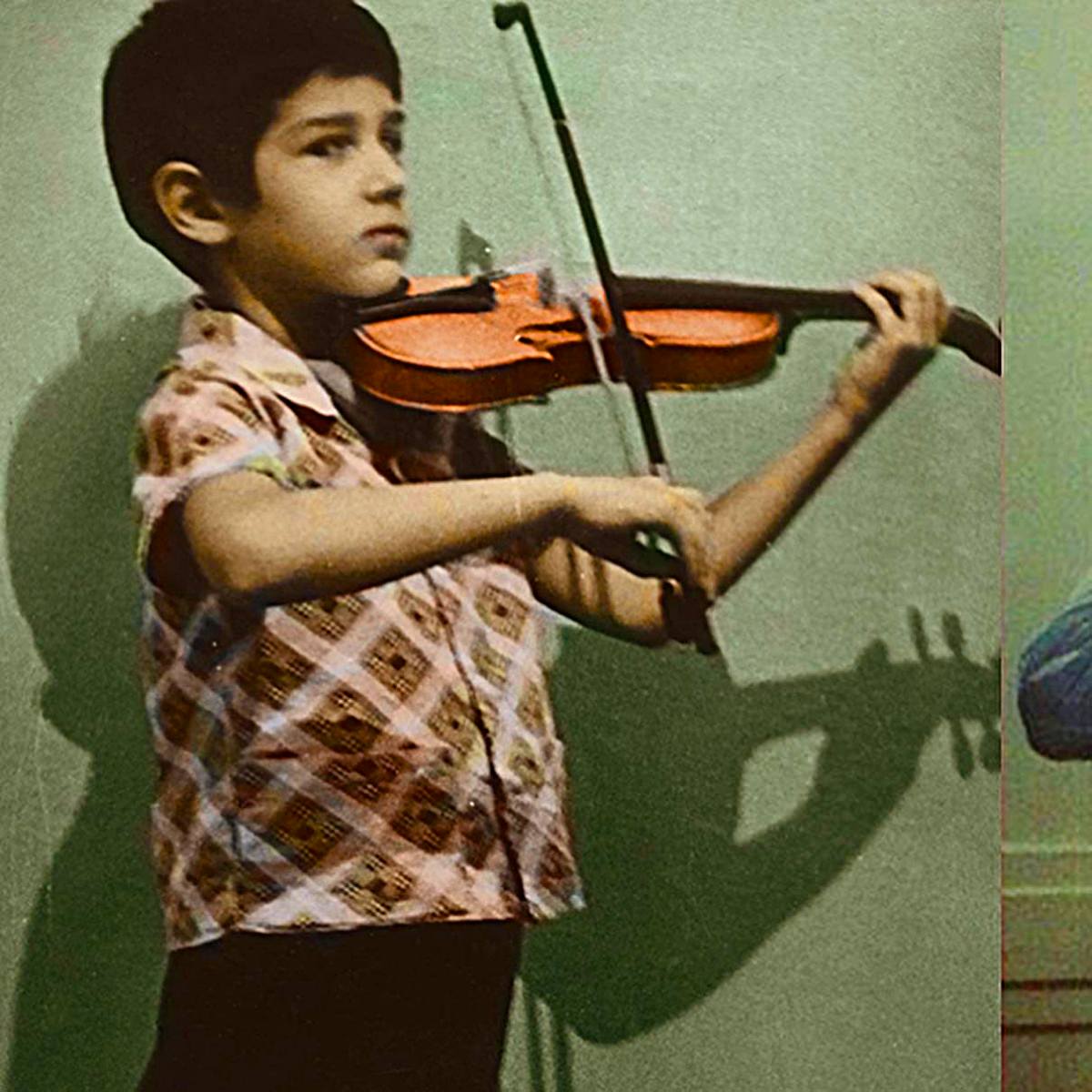 Кай Метов в детстве играет на скрипке.