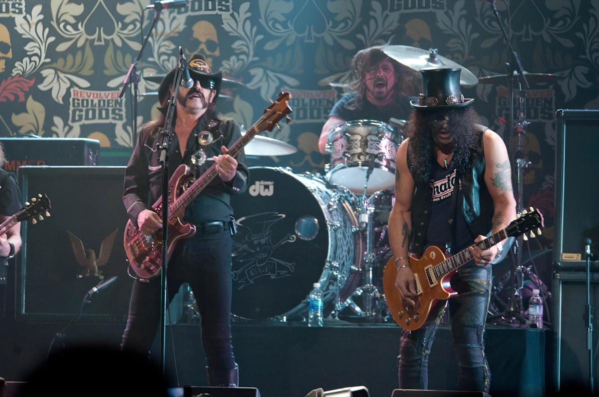 Lemmy, Slash e Dave Grohl no palco durante um concerto