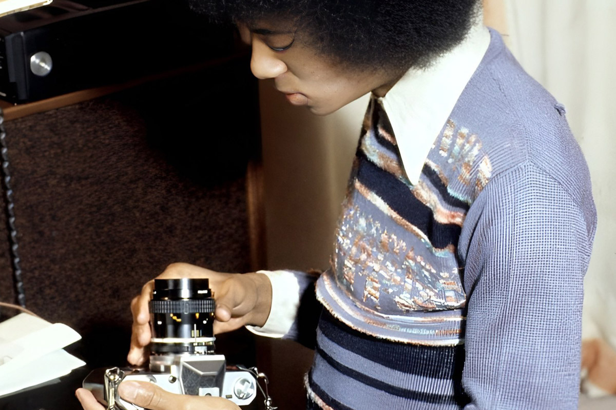 Michael Jackson com uma câmera que se parece com uma Zenith E 