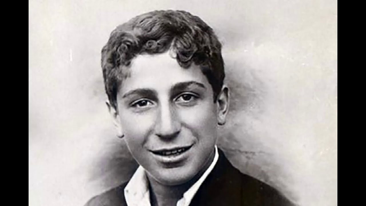 Um jovem Arno Babadjanian