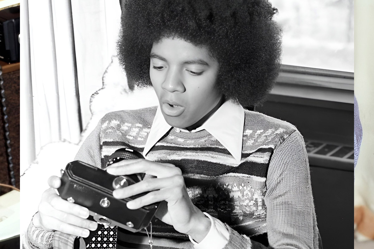 Um jovem Michael Jackson com uma câmera
