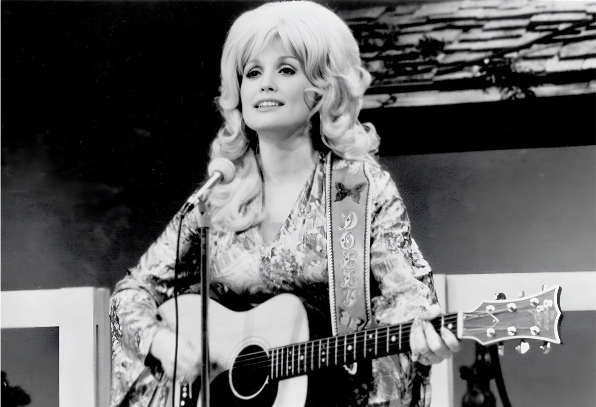 Dolly Parton in 1974 on stage