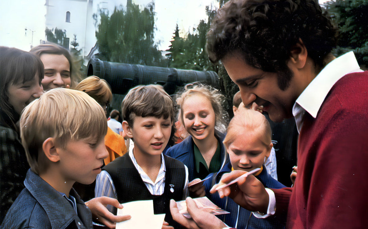 Joe Dassin signant des autographes à Moscou. 1979