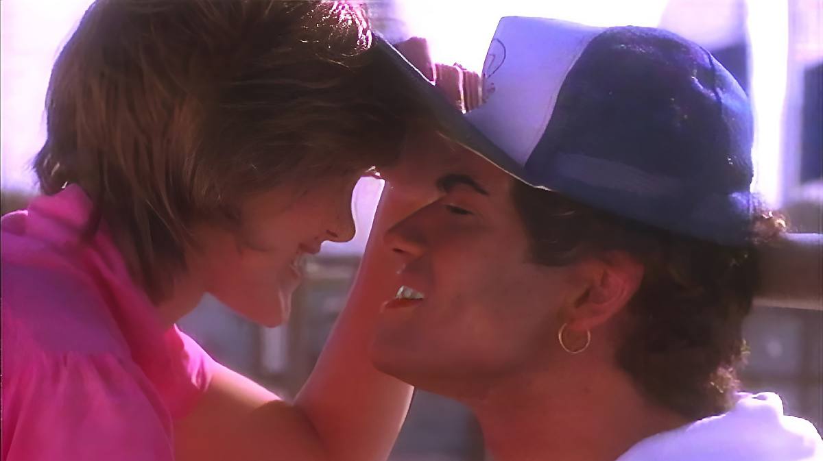 George Michael e Lisa Stahl, um alambique do videoclipe do Descuidado Sussurro (1984).