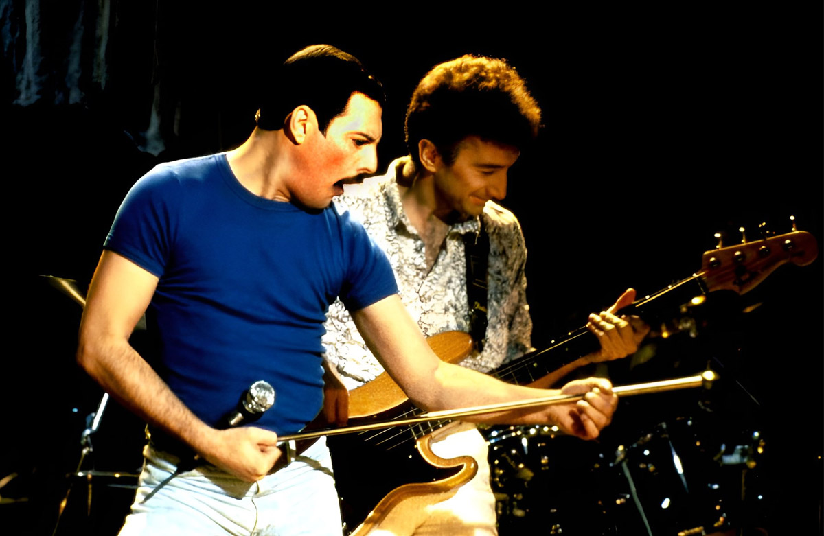 Freddie und John auf der Bühne