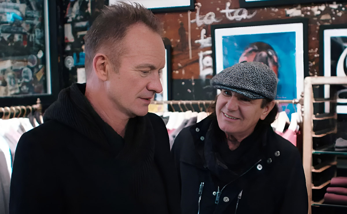 Sting und Brian Johnson in einer Boutique auf dem Gelände des CBGB-Clubs
