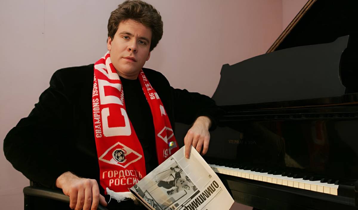 Denis Matsuev with a scarf of his favorite soccer team Spartak.
