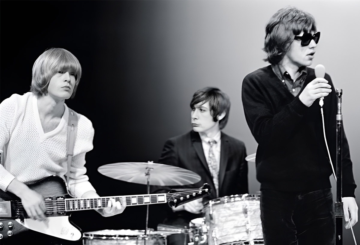 Brian Jones, Charlie Watts et Mick Jagger sur scène