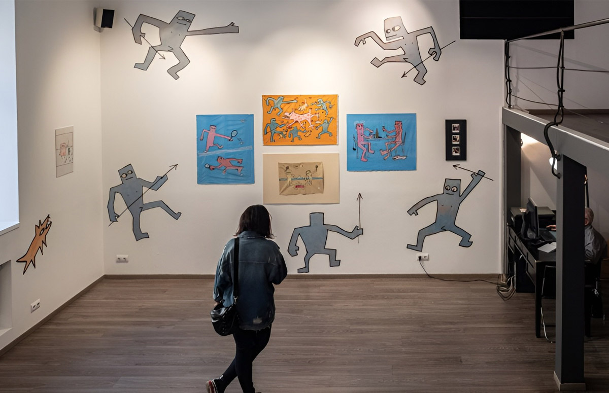 Кадры с выставки картин Виктора Цоя
