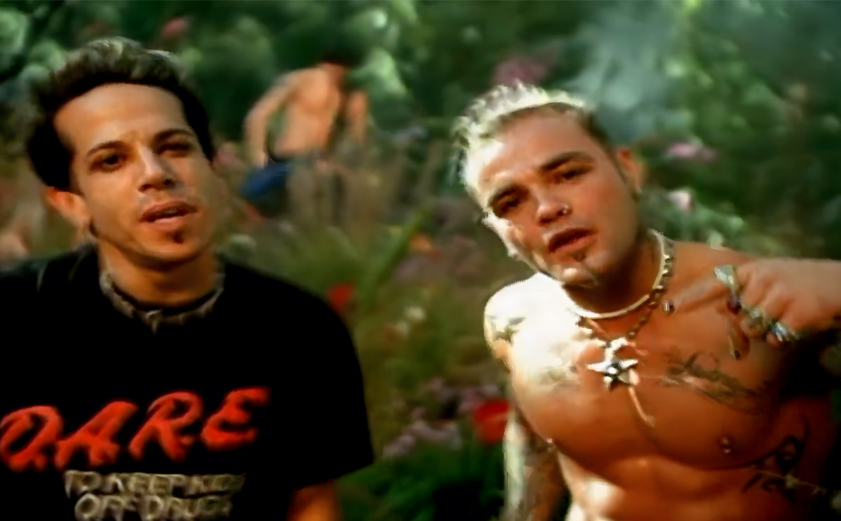 Uma imagem do vídeo da música "Butterfly"