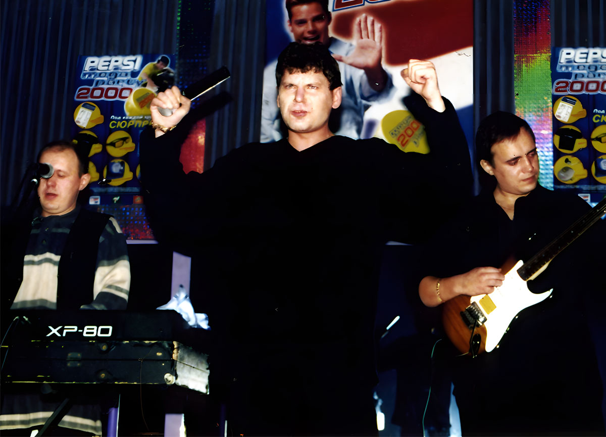 Yuri Khoi em uma apresentação em 2000